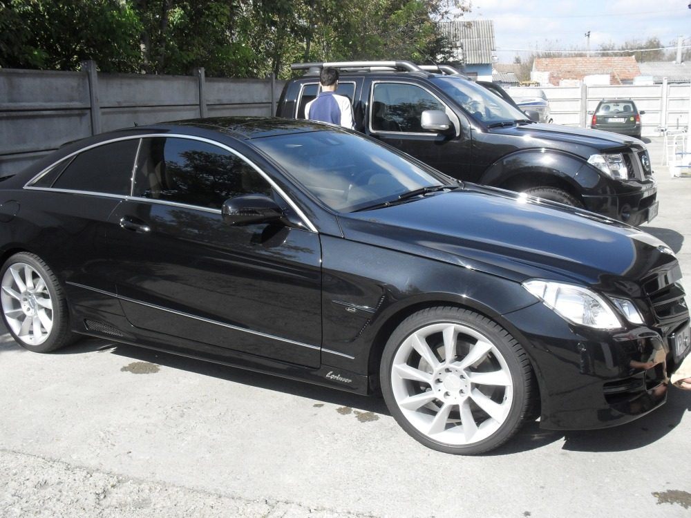 Frissen ápolt fekete Mercedes hátsó része