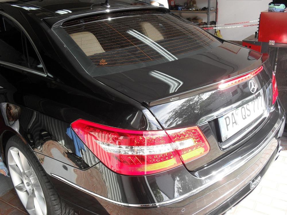 Gondosan ápolt fekete Mercedes