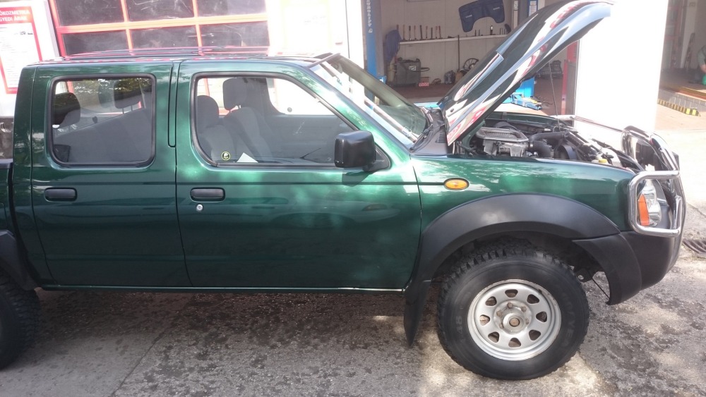 Nissan terepjáró nyitott motorháztetővel